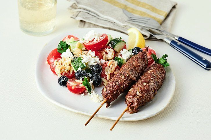 Кебабы с греческим салатом и орзо 